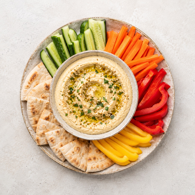 Hummus mit Karotten und Knäckebrot